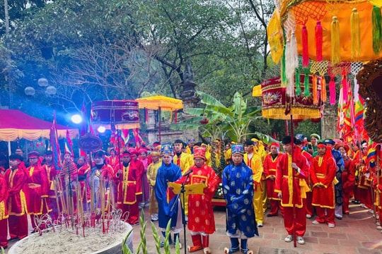 Hàng vạn du khách về khai hội Gióng đền Sóc