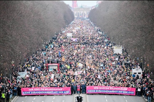 Hàng trăm nghìn người biểu tình phản đối dự luật hạn chế nhập cư ở Đức