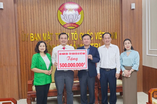 Báo Nhân Dân và Tập đoàn Dầu khí Việt Nam trao tặng 500 triệu đồng xây nhà Đại đoàn kết