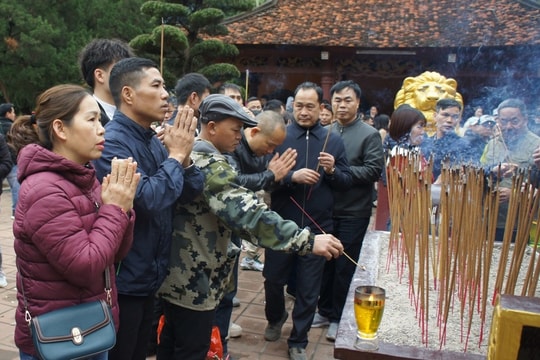 Hơn 20.000 du khách đến chùa Hương lễ Phật trong ngày khai hội