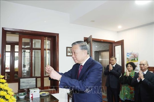Tổng Bí thư Tô Lâm dâng hương tưởng niệm Thủ tướng Phạm Văn Đồng