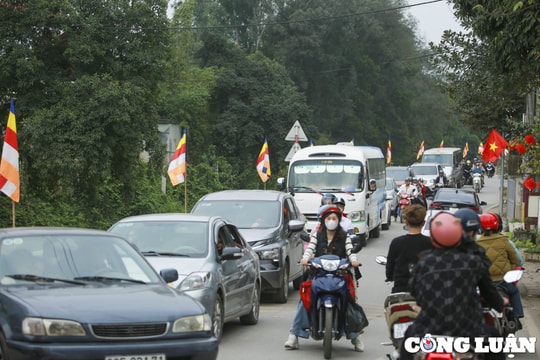 Xe ô tô dịch vụ mùa lễ hội đầu năm chạy không hết khách