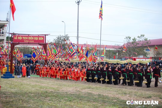 Du khách thích thú trải nghiệm Lễ hội Tịch điền, tỉnh Hà Nam