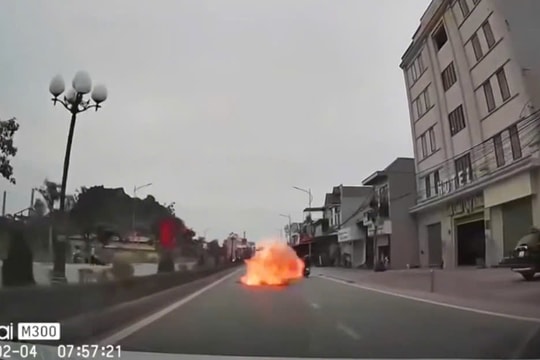 Hải Phòng: Xe máy bỗng hóa quả cầu lửa trên đường sau tai nạn