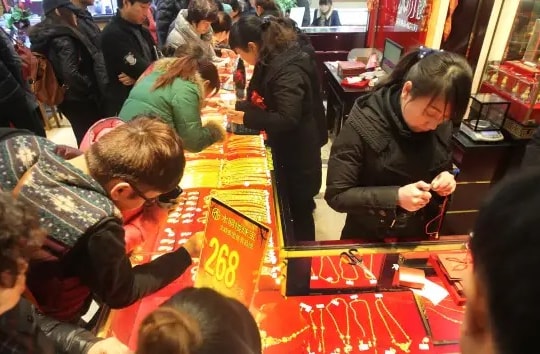 Tâm lý mua vàng ngày vía Thần Tài và cảnh báo của chuyên gia