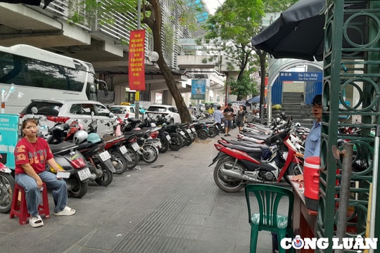 Để ô tô, xe máy trái quy định trên vỉa hè sẽ bị xử phạt