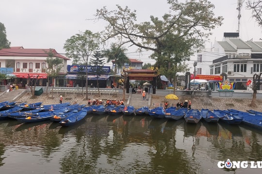 Chùa Hương vắng khách sau 2 ngày khai hội: Lái đò xếp hàng chờ