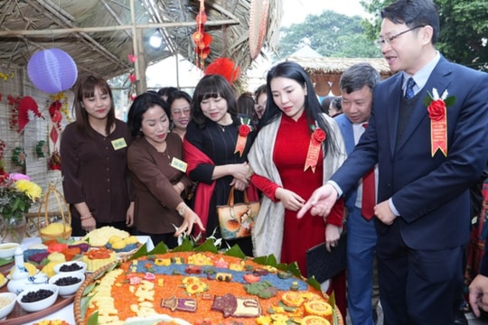 Du khách trải nghiệm Lễ hội Xôi Phú Thượng lần thứ 8 năm 2025