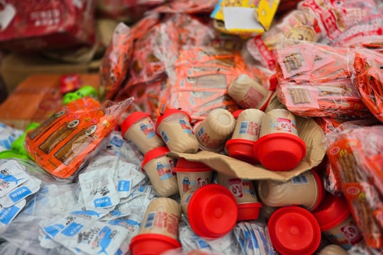 Hà Nội: Trà sữa, xúc xích, bánh kẹo có chữ nước ngoài 'chất núi' tại bãi rác ở La Phù