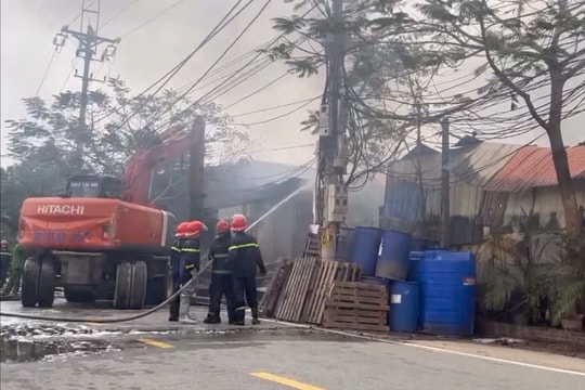 Cháy lớn tại cơ sở sản xuất cồn xã Song Phương