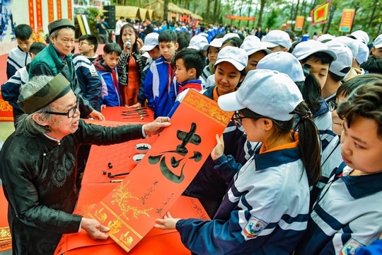 Lễ khai bút đầu xuân tại đền thờ thầy giáo Chu Văn An