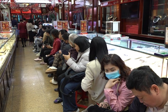 Người dân nô nức xếp hàng mua vàng trước ngày vía thần tài