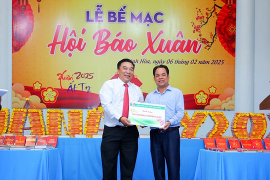 Khánh Hòa: Trao tặng ấn phẩm báo chí đến quân và dân huyện đảo Trường Sa