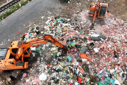 Trích xuất camera an ninh 'truy tìm' người đổ bánh kẹo, xúc xích trong bãi rác La Phù