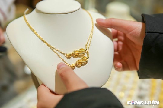 Sát ngày vía Thần Tài, sản phẩm linh vật rắn 'hút' người dân Thủ đô