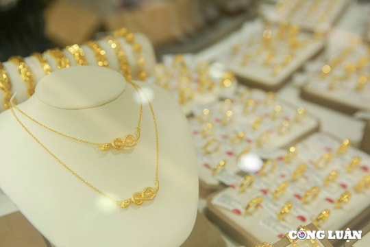 Giá vàng hôm nay chênh lệch gần 14 triệu đồng/lượng với giá thế giới