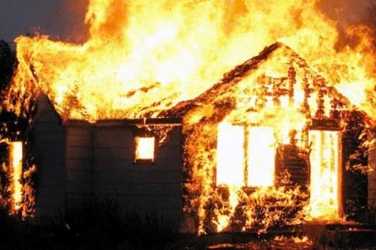 Bắt tạm giam đối tượng phóng hỏa đốt nhà khiến mẹ ruột bỏng nặng