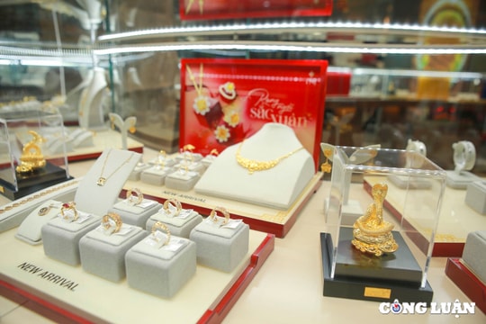 Giá vàng hôm nay giảm 300.000 đồng/lượng