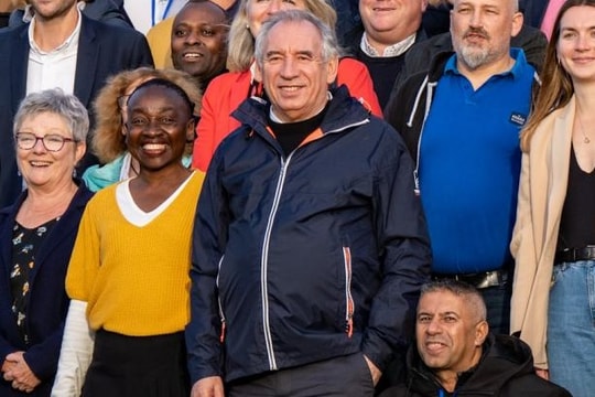 Thủ tướng Pháp vượt qua hai cuộc bỏ phiếu bất tín nhiệm tại quốc hội