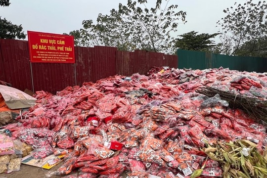 Thu dọn hàng chục tấn bánh kẹo, thực phẩm bị đổ trộm ở La Phù