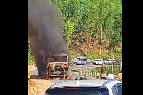 Xe đầu kéo bốc cháy ngùn ngụt trên đèo An Khê