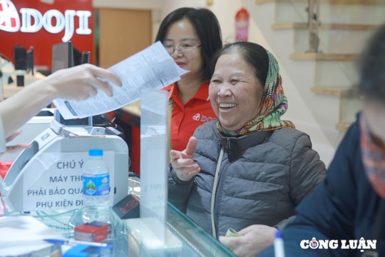 Giá vàng tăng trở lại ngày vía Thần Tài, người dân vẫn vui vẻ mua vàng lấy may