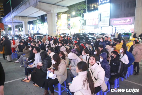 Đêm muộn ngày vía Thần Tài, người dân vẫn 'rồng rắn' xếp hàng chờ đến lượt mua vàng