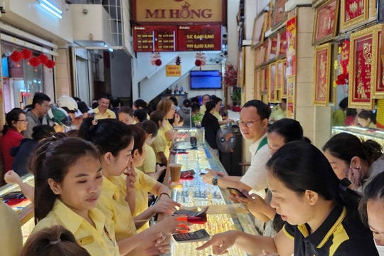 Người dân TP HCM xếp hàng đi mua vàng, cá lóc nướng ngày vía Thần Tài