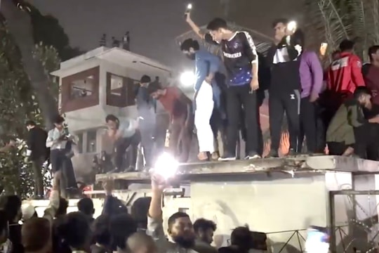 Phong trào biểu tình sinh viên Bangladesh đốt nhà gia đình cựu Thủ tướng Hasina