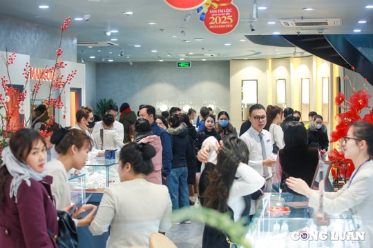 Hà Nội: Các tiệm vàng nhộn nhịp khách hàng ngày vía Thần Tài