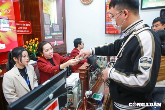 Ngày vía Thần Tài: Một người bán gần 5 chỉ vàng, trong khi hàng trăm người xếp hàng chờ mua