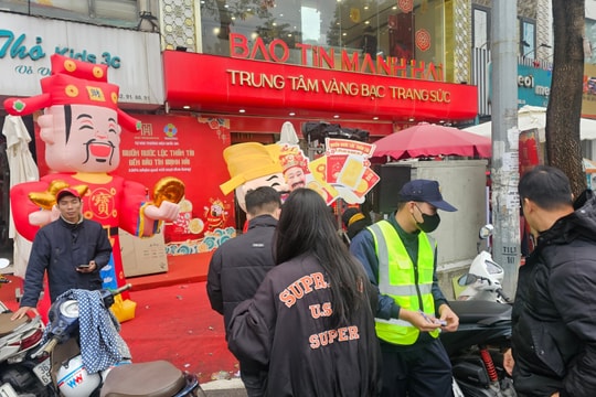 Nhiều khách hàng ngược đời, bán vàng trong ngày vía Thần Tài