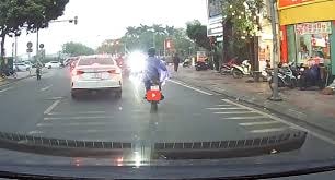 Bức xúc hình ảnh tài xế ô tô đi tắt ngược chiều, liên tục nháy đèn đòi nhường đường