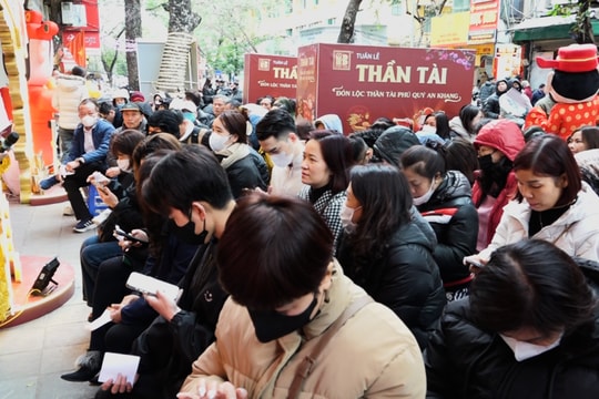 Giá vàng tăng cao ngày vía Thần Tài, lượng giao dịch vẫn tăng, có khách mua số lượng lớn