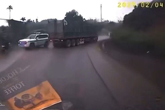 Tài xế ô tô đầu kéo cản trở xe ưu tiên bị phạt và trừ điểm bằng lái