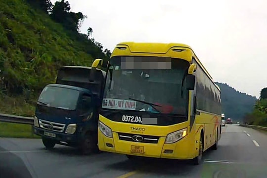 Tài xế xe khách vượt ẩu, suýt gây tai nạn trên cao tốc Nội Bài - Lào Cai
