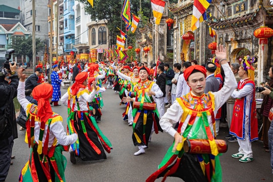 Độc đáo điệu múa "con đĩ đánh bồng" tại hội làng Triều Khúc