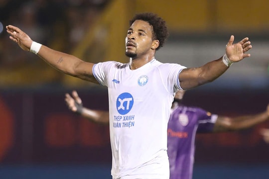 Xuân Son nhận giải cầu thủ xuất sắc nhất tháng của V-League