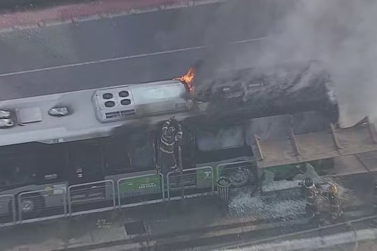 Video máy bay đâm xe buýt trên đại lộ ở Brazil, hai người thiệt mạng