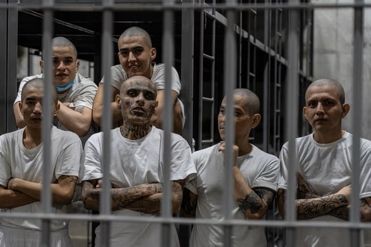 Cận cảnh nhà tù 'khét tiếng' tại El Salvador mà Mỹ sử dụng để giam những trùm tội phạm