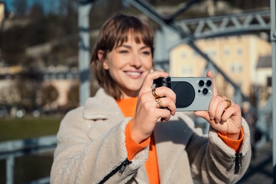 Leica lần đầu ra mắt phụ kiện cho iPhone: Báng cầm LUX Grip mang đến trải nghiệm chụp ảnh chuyên nghiệp