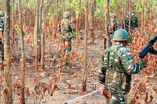 Ấn Độ: Ít nhất 31 phiến quân và hai lính biệt kích thiệt mạng trong cuộc đấu súng