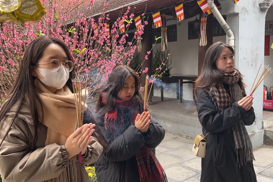 Giới trẻ Hà thành nô nức đến chùa Hà cầu duyên may đầu năm