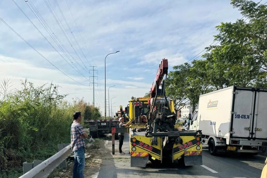 TP HCM: Xe đầu kéo tông dải phân cách rồi lao xuống lề đường, tài xế may mắn thoát chết