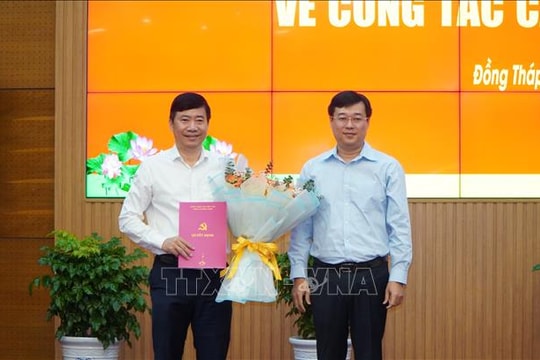 Trao quyết định nghỉ hưu trước tuổi đối với Chủ tịch UBND tỉnh Đồng Tháp