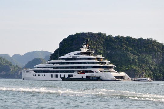 Du thuyền lớn nhất Vịnh Hạ Long nhận giải thưởng quốc tế “Hãng du thuyền sang trọng mới tại Việt Nam”