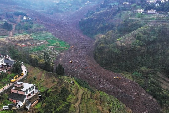 Hàng chục người vẫn mất tích trong trận lở đất kinh hoàng ở Tứ Xuyên, Trung Quốc
