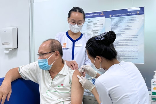 Người dân đi tiêm vắc xin phòng cúm tăng 10 lần so với ngày thường