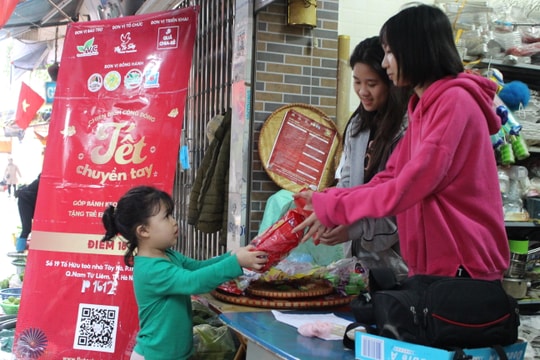 “Chuyền tay” hương vị Tết đến trẻ em vùng biên giới