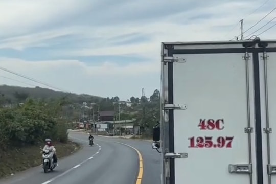 CSGT lên tiếng vụ tài xế xe tải cố tình chạy "rùa bò"